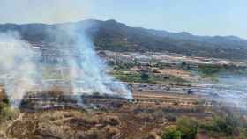 Incendio en el margen de la carretera B-23 a la altura de Molins de Rei (Barcelona) que ha provocado retenciones kilométricas / BOMBERS