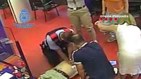 Captura de pantalla del vídeo del infarto en la comisaría / POLICÍA NACIONAL