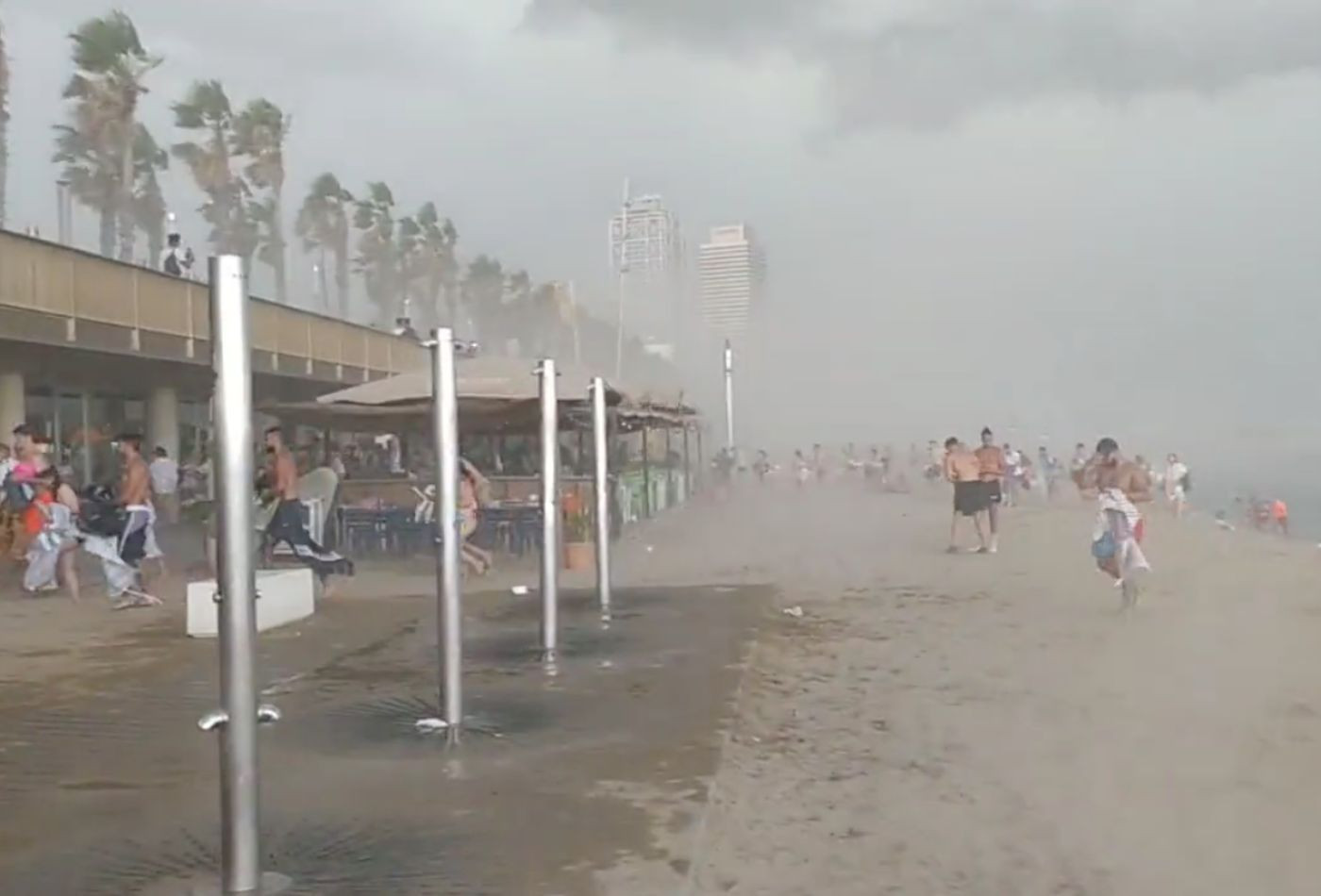 Los bañistas huyen de las playas de Barcelona por la tormenta de este viernes, 5 de agosto / CEDIDA