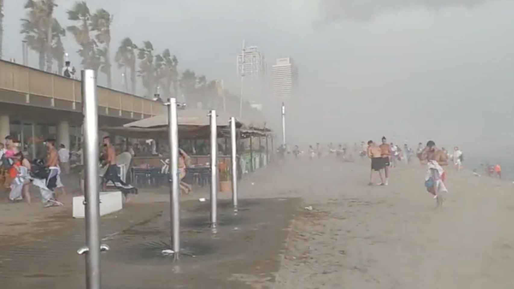 Los bañistas huyen de las playas de Barcelona por la tormenta / CEDIDA