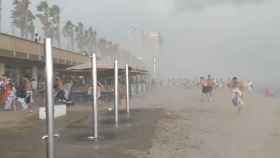 Los bañistas huyen de las playas de Barcelona por la tormenta / CEDIDA