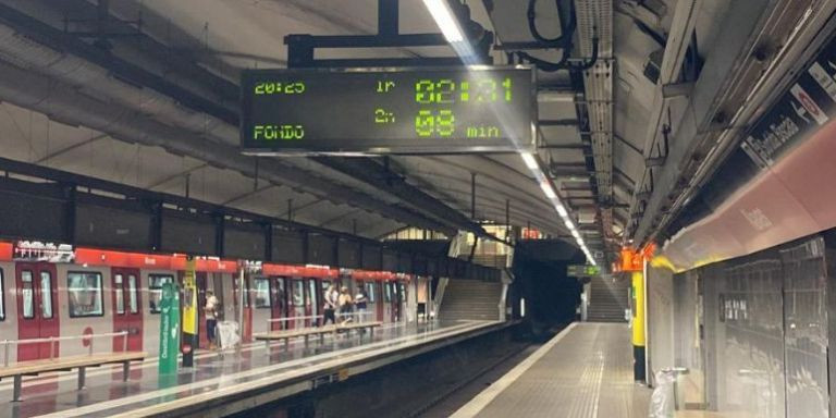 Panel que indica hasta ocho minutos de espera en la L1 del metro de Barcelona / METRÓPOLI