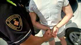 Imagen de la detención de la presunta ladrona por los agentes de la Guardia Urbana / TWITTER
