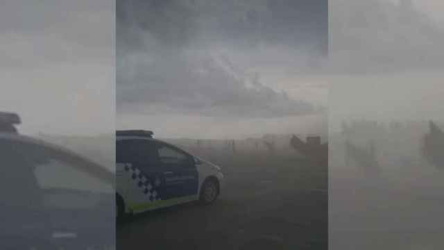 Un coche de la Guardia Urbana en las playas de Barcelona durante la tormenta / CEDIDA