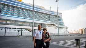 Abraham y Josefina Halfen en frente del barco de Costa Cruceros en el cual deberían de haber embarcado/  LUIS MIGUEL AÑÓN (MA)