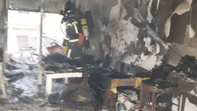 Un bombero en el interior del piso afectado de Horta / BOMBEROS BARCELONA