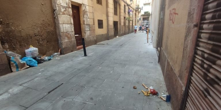 Suciedad en el suelo de la calle dels Salvador este martes al mediodía / METRÓPOLI