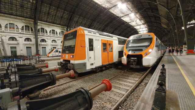 Dos trenes de Rodalies parados en la estación de Francia de Barcelona / ARCHIVO