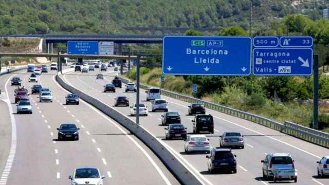 Tráfico de coches en un tramo de la AP-7 / EFE