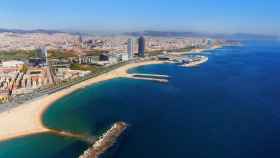 Vista panorámica de la playa de la Barceloneta / AJ BCN