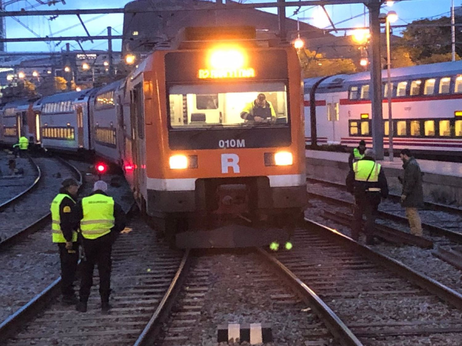 Imagen de un tren descarrilado de la línea R2 de Rodalies / RENFE