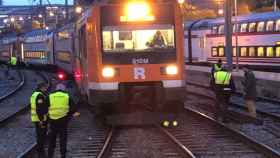 Imagen de un tren descarrilado de la línea R2 de Rodalies / RENFE