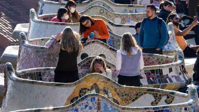 Numerosas personas disfrutan del Parc Güell de Barcelona / EFE - Enric Fontcuberta