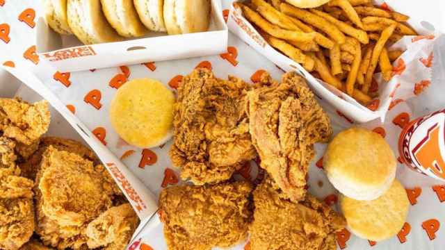 Comida que ofrece el restaurante Popeyes, especializada en pollo