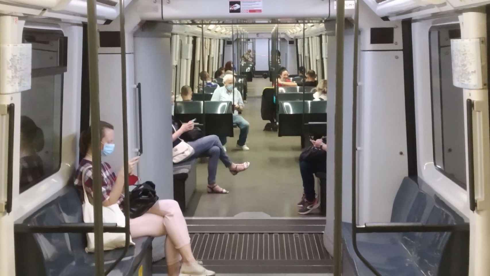 Usuario del metro de Barcelona cubiertos con mascarilla / MA