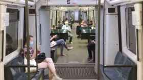 Usuario del metro de Barcelona cubiertos con mascarilla / MA