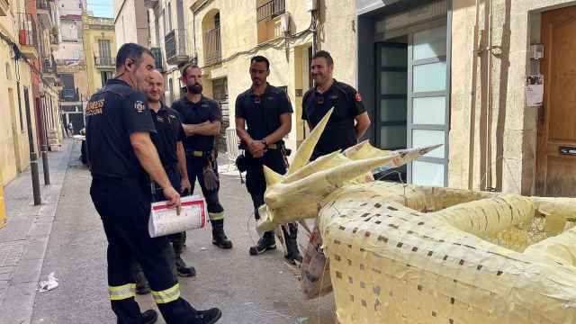 Los Bombers de Barcelona revisando las calles del barrio de Gràcia y sus decorados antes de la fiesta mayor / EUROPA PRESS