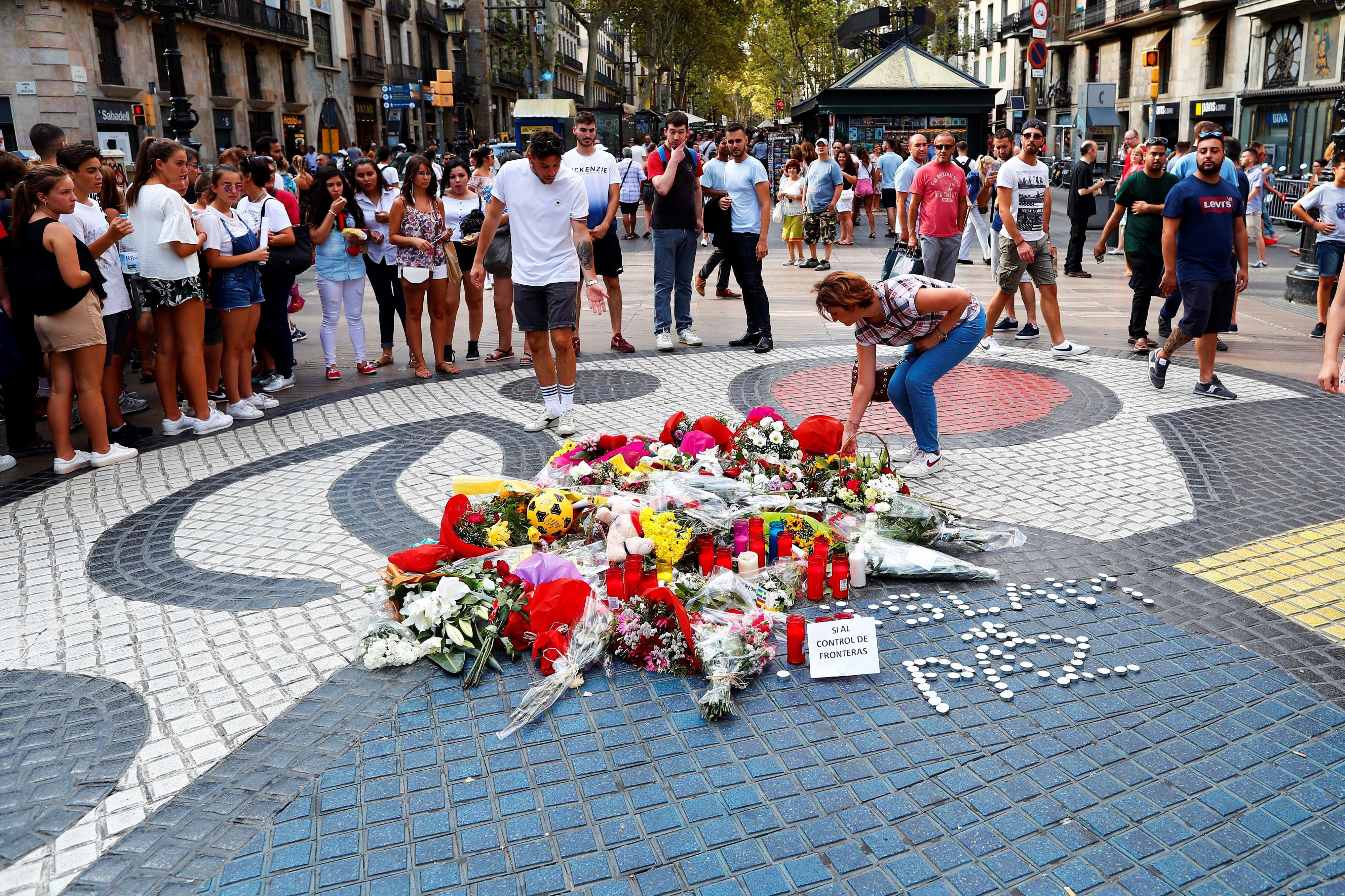 Flores depositadas por ciudadanos anónimos en el mosaico de Miró tras el atentado / EFE