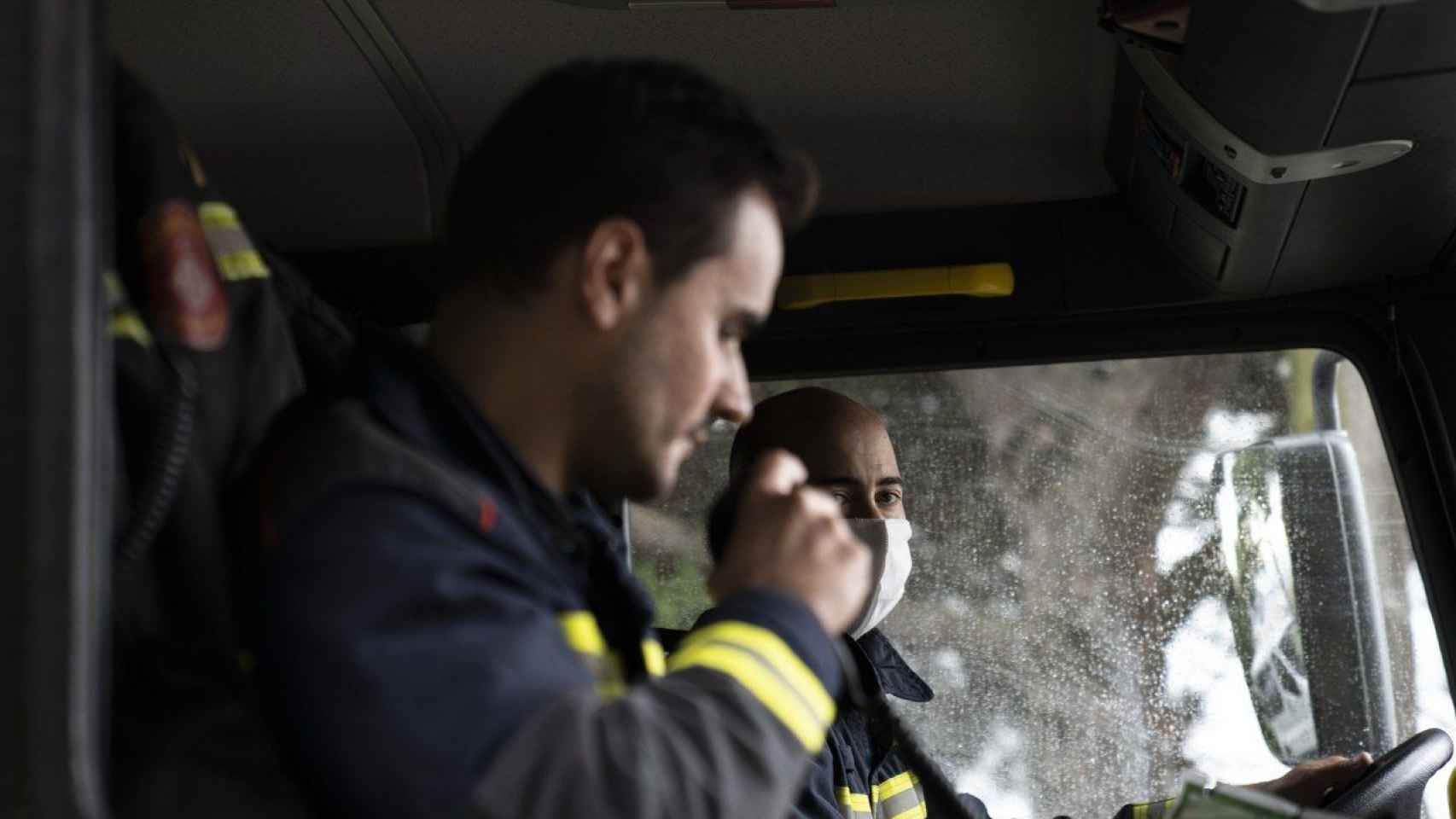 Dos bomberos de Barcelona en el interior de un vehículo / BOMBEROS