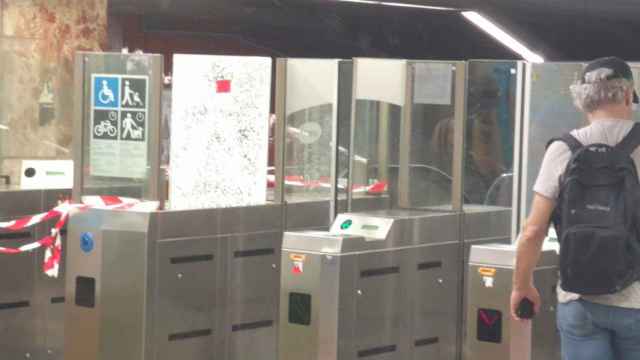 Un cristal reventado tras el ataque de unos manteros en el metro de la Barceloneta / CEDIDA
