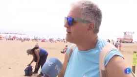 Momento del hurto durante la entrevista en la playa de Barcelona / TVE