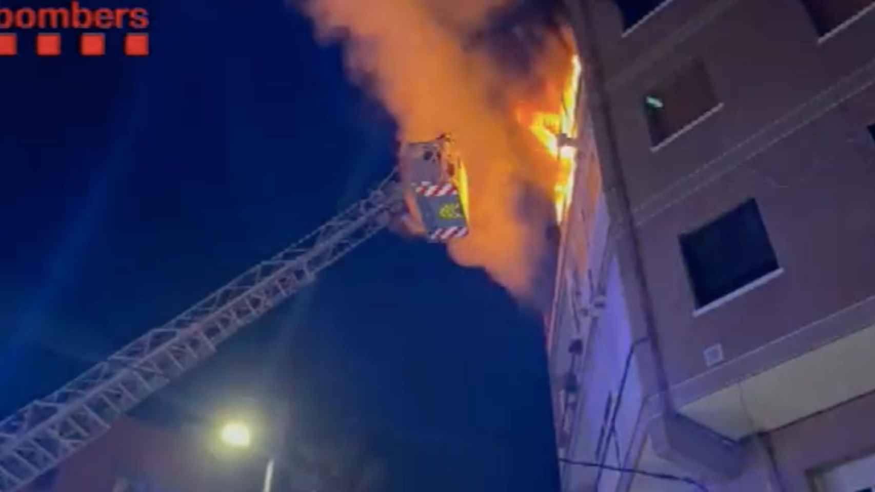 Los bomberos sofocan las llamas en un piso de Ripollet / BOMBERS GENERALITAT
