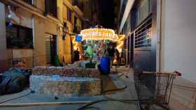 Decoración de un parque de atracciones en la calle Progrés, unas horas antes del inicio de las fiestas / METRÓPOLI