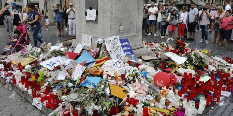 Memorial a las víctimas del atentado terrorista, en el comienzo de Las Ramblas de Barcelona / EFE