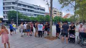 El vecindario afectado de Sant Adrià concentrado este martes delante del Ayuntamiento / CEDIDA