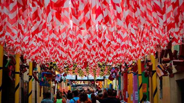 Una calle decorada durante las fiestas de Sants, que arrancan su segunda semana de celebración en Barcelona