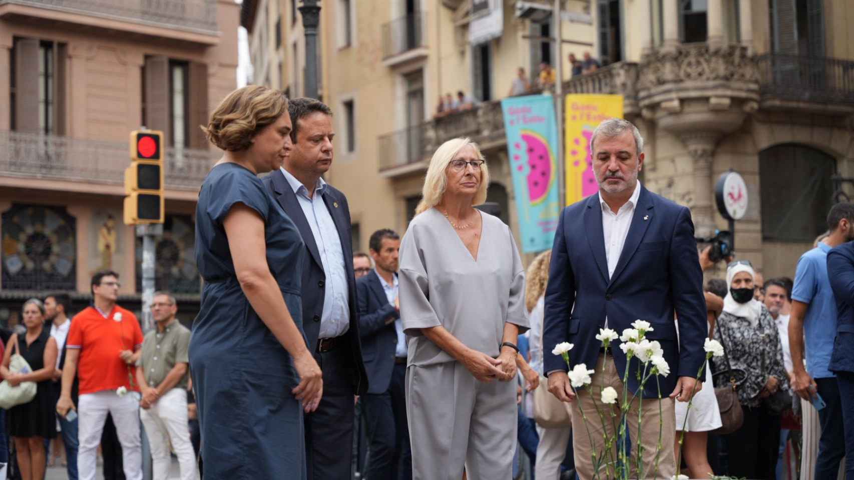 Ada Colau, Jaume Collboni y otros representantes políticos en el homenaje a las víctimas del atentado de Barcelona / LUIS MIGUEL AÑÓN - MA