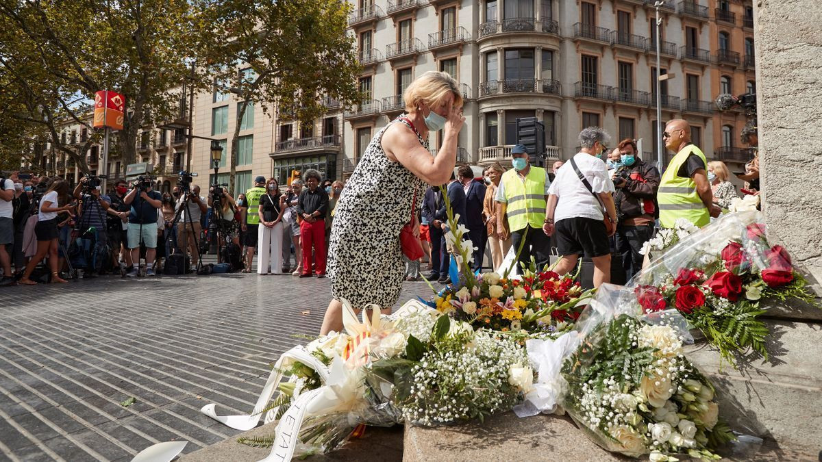 Homenaje floral a las víctimas del 17A en Barcelona / EFE