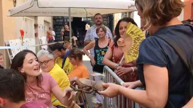 Una joven regala una 'cucaracha' a la alcaldesa Ada Colau en la calle Progrés / @CarrerProgres