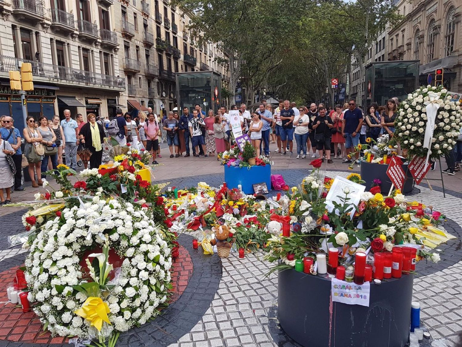 Ofrendas florales en La Rambla por el aniversario de los atentados del 17A / EUROPA PRESS