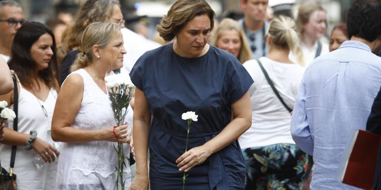 La alcaldesa de Barcelona, Ada Colau, deposita flores durante el homenaje a las víctimas del atentado del 17 de agosto, en La Rambla / EUROPA PRESS - Kike Rincón