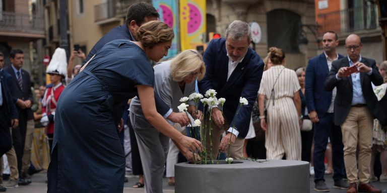 Ada Colau, Jaume Collboni y otros miembros del Ayuntamiento de Barcelona en el acto en recuerdo de las víctimas del 17A / LUIS MIGUEL AÑÓN - MA