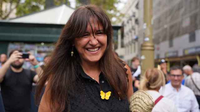 Laura Borràs, en las Ramblas, en un baño de masas durante la conmemoración del quinto aniversario del 17A, con Jaime Cuevillas a la derecha / AÑÓN