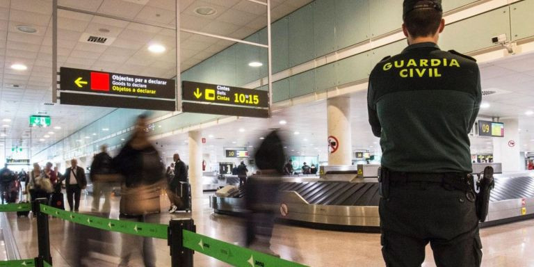Un agente de la Guardia Civil, vigilando la zona de pasajeros del aeropuerto de El Prat de Barcelona / GC