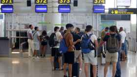 Cientos de turistas hacen colas en los puestos de embarque de Ryanair, en el Aeropuerto Costa del Sol, Andalucía / EUROPA PRESS - Álex Zea