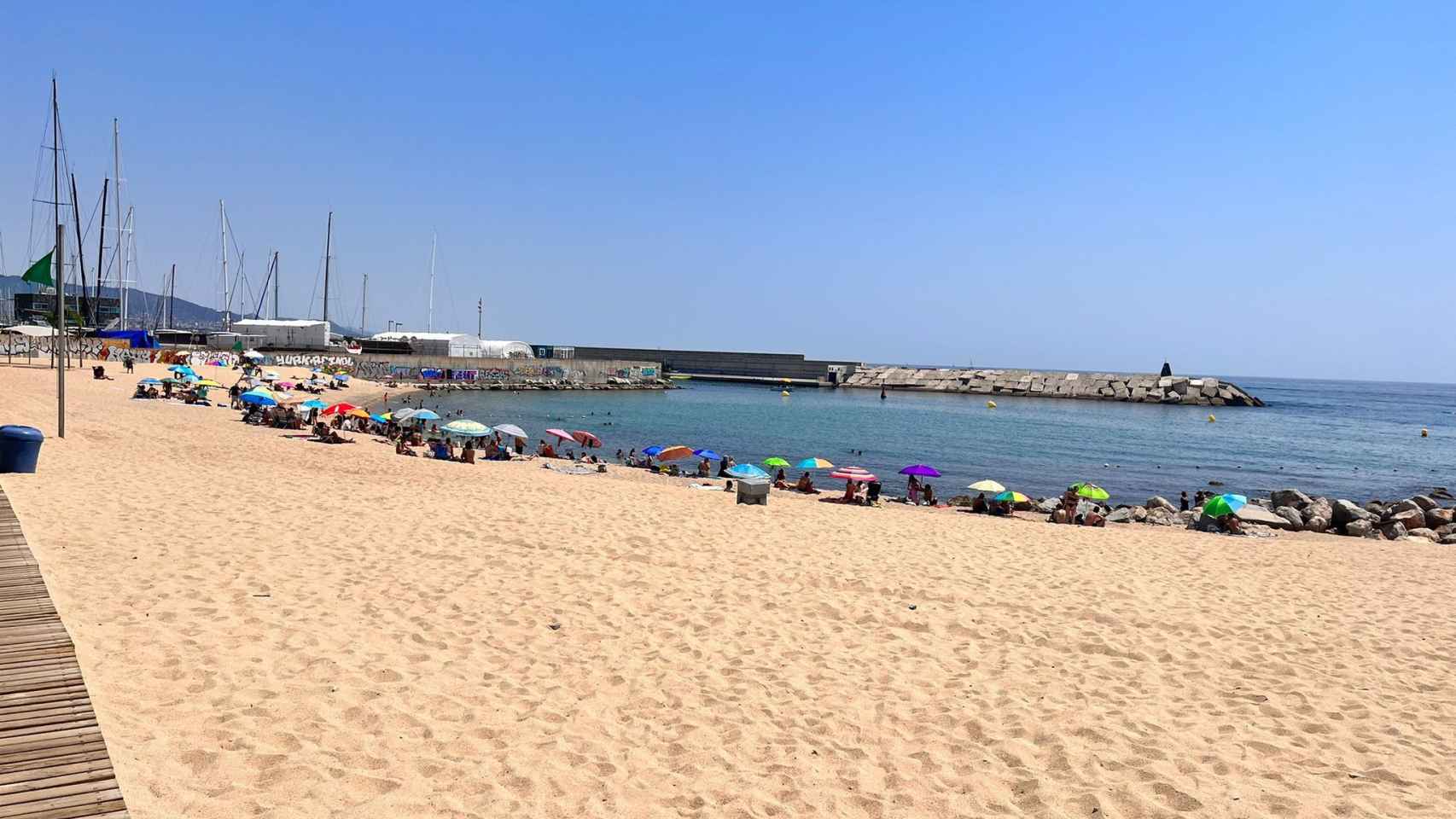 La playa de la Marina de Badalona / ÁNGELA VÁZQUEZ