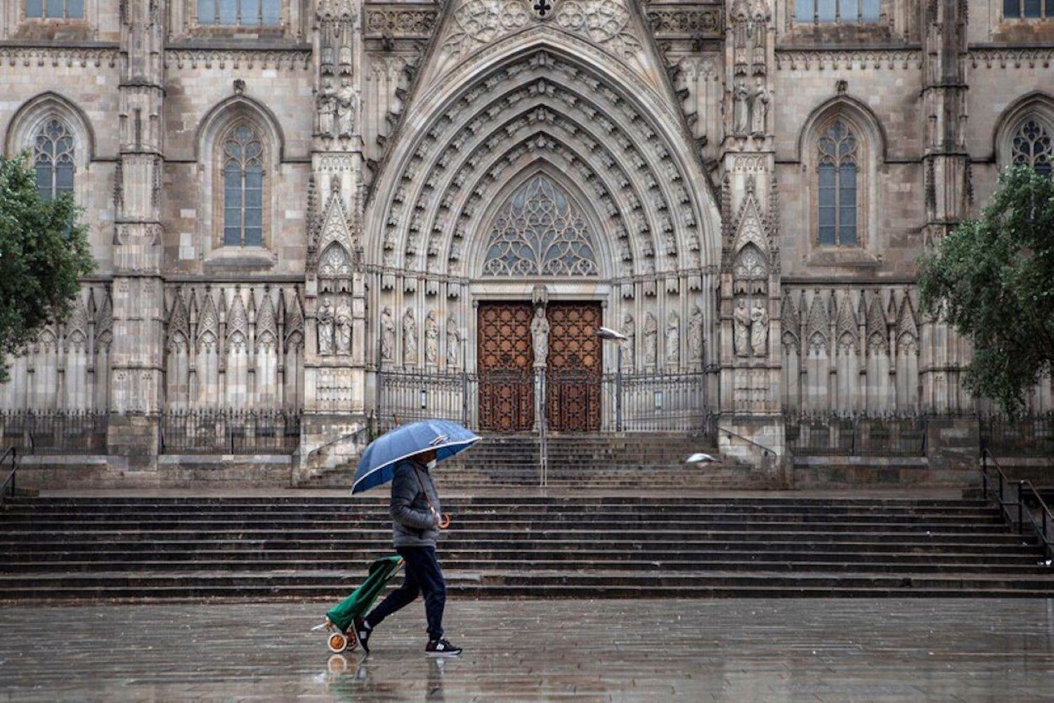 La Plaza de la Catedral de Barcelona durante una jornada de lluvia / EFE
