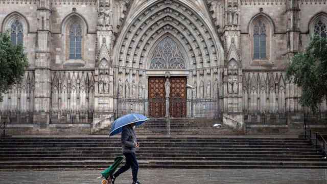 La Plaza de la Catedral de Barcelona durante una jornada de lluvia / EFE