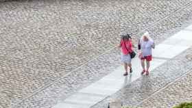 Dos mujeres se protegen de la lluvia / EFE