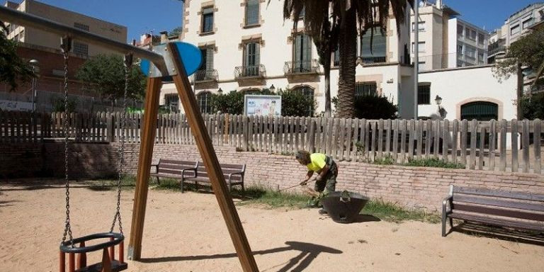 Trabajos de jardinería en un parque de Barcelona / AJ BCN