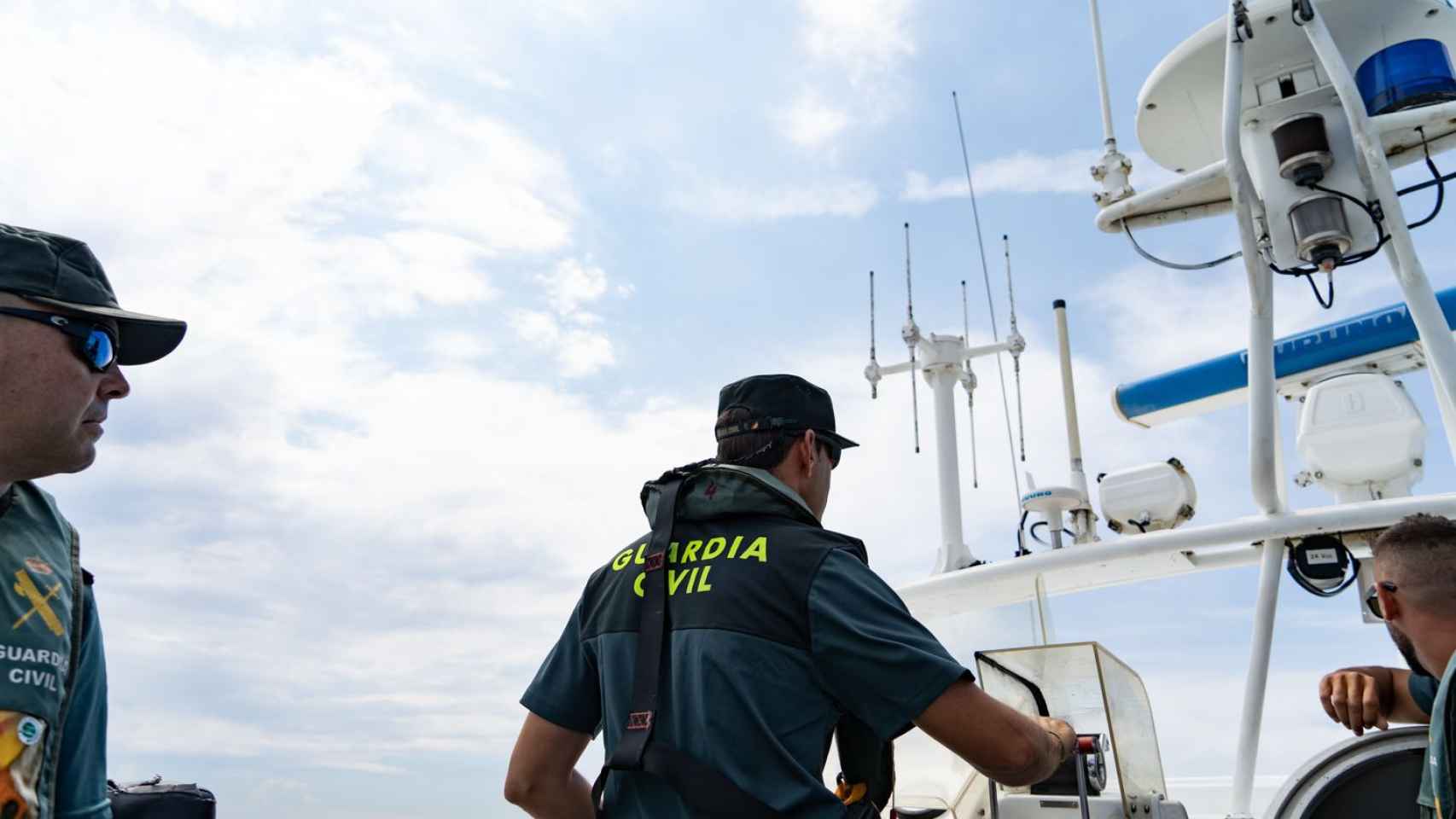 La Guardia Civil interviene más de 380 kilos de pescado inmaduro en el Prat / LUIS MIGUEL AÑÓN (MA)
