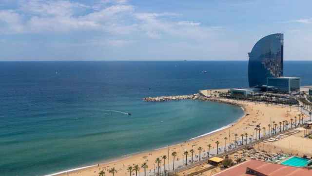 Playa de la Barceloneta con el Hotel W de fondo