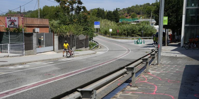 Lugar del accidente en Castellbisbal en el que un hombre ha atropellado a ocho ciclistas y se ha dado a la fuga / EFE-ALEJANDRO GARCÍA