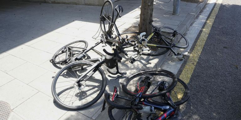 Fotografía del lugar del accidente donde dos ciclistas han perdido la vida / EFE- Alejandro García