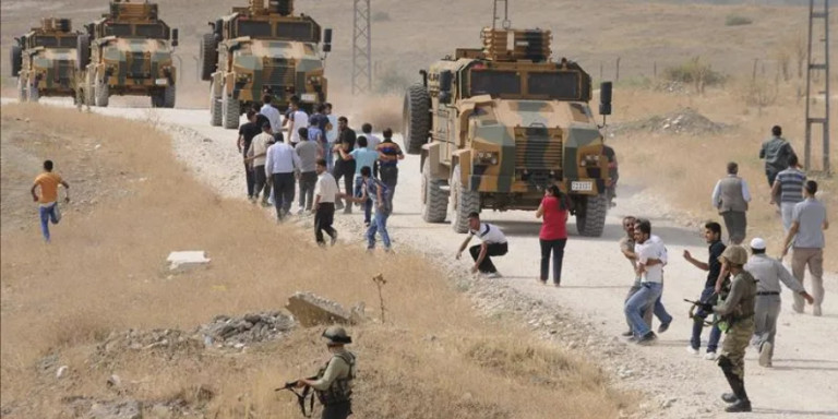 Fuerzas de seguridad turcas se desplazan en vehículos blindados en Turquía  / EFE