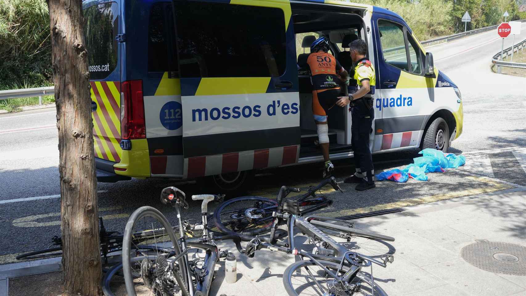 Un furgón de los Mossos d'Esquadra en el lugar del siniestro en el que un hombre ha atropellado a ocho ciclistas / EFE - ALEJANDRO GARCÍA